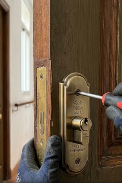 Servicio de cerrajeros 24 horas y apertura de puertas de forma urgente en La Prosperitat, Barcelona